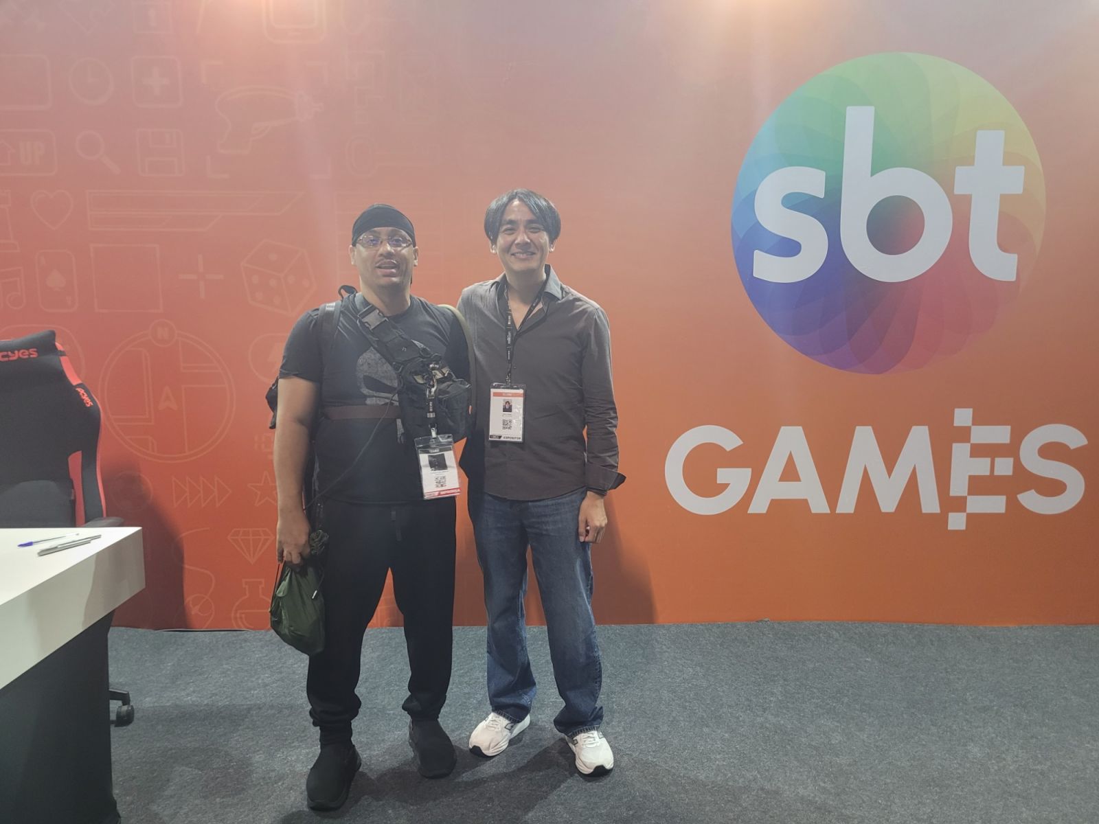Xavier, do SavePoint, com Shota Nakama no estande do SBT Games na BGS 2026